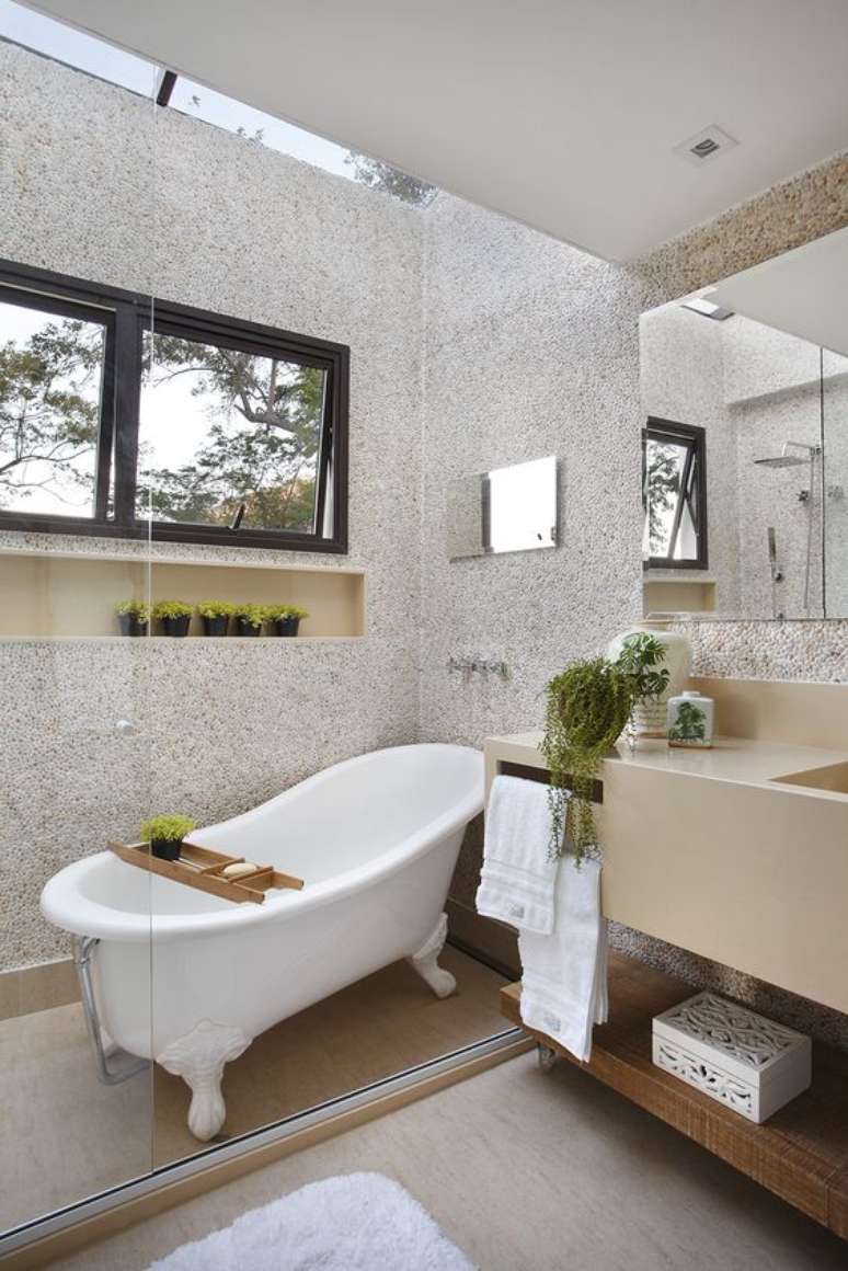 2. Decora&ccedil;&atilde;o com banheira de p&eacute; branca &ndash; Foto Casa Claudia