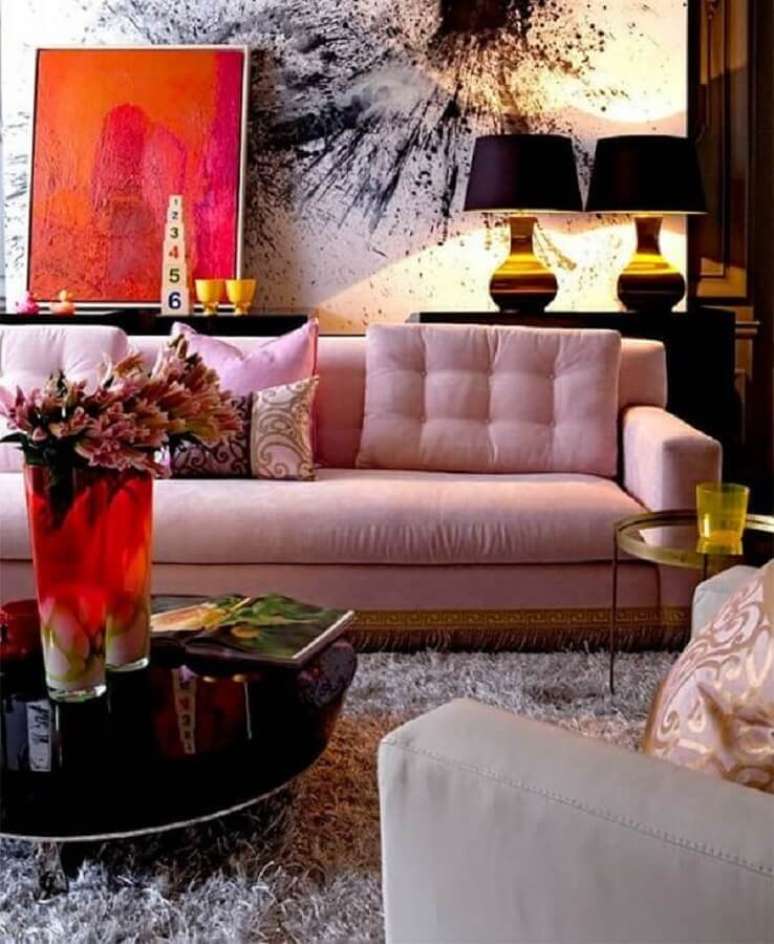 58. Sala moderna decorada com sofá rosa chá e abajur preto – Foto: Pinterest