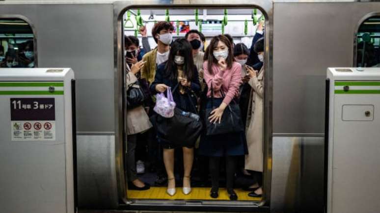 Por trás da paciência resignada nos vagões lotados no metrô de Tóquio há um conceito que há décadas move a sociedade japonesa