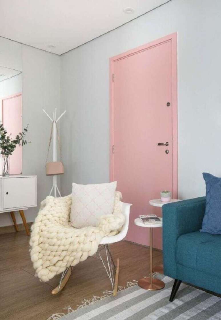 20. Decora&ccedil;&atilde;o de casa com porta cor de rosa ch&aacute; &ndash; Foto: Criar Interiores