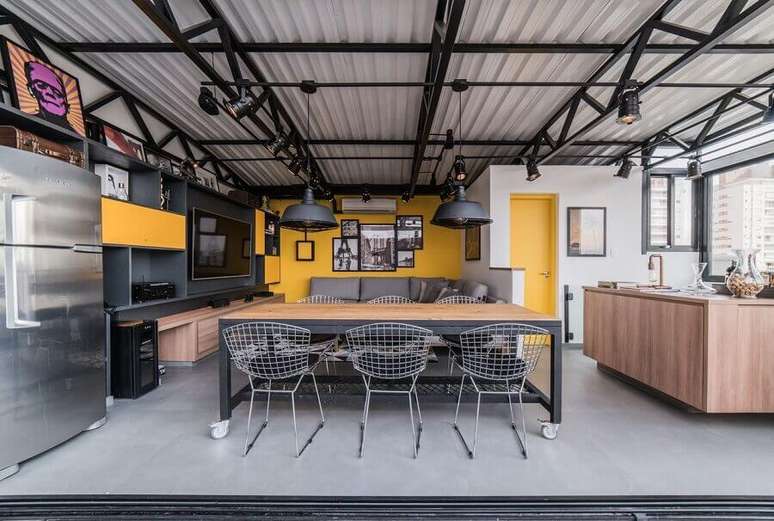 3. Ambiente integrado de sala de estar e jantar, tubula&ccedil;&atilde;o aparente para ilumina&ccedil;&atilde;o &ndash; Foto: Pietro Terlizzi