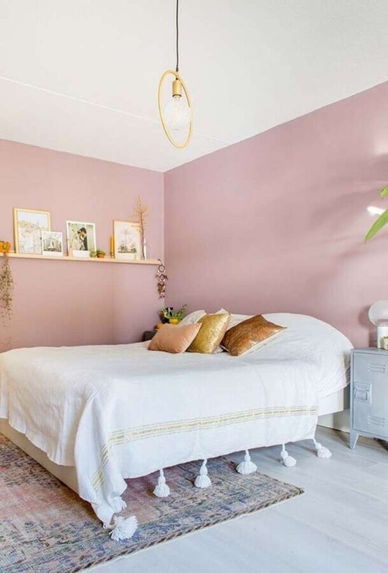 35. Decoração simples para quarto de casal com parede rosa chá – Foto: Pinterest