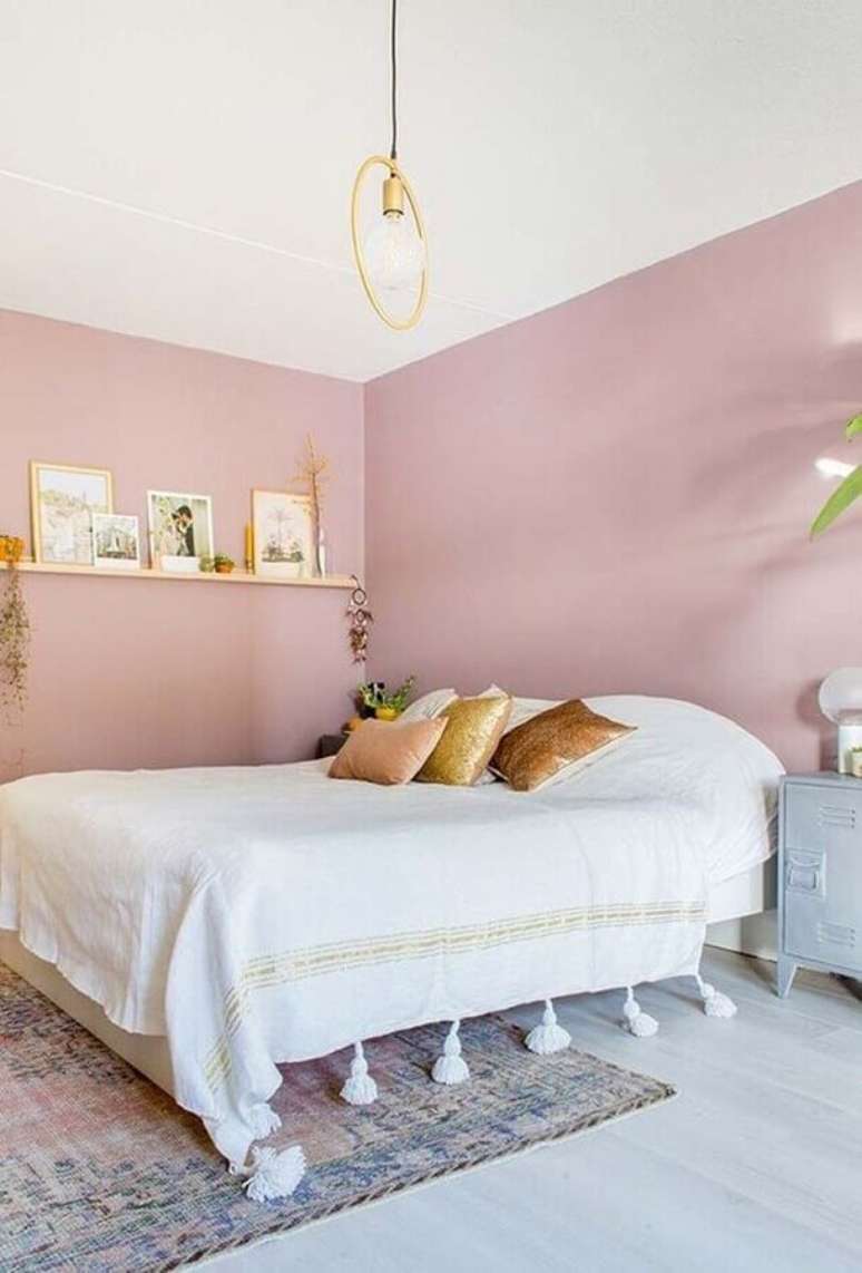 35. Decora&ccedil;&atilde;o simples para quarto de casal com parede rosa ch&aacute; &ndash; Foto: Pinterest