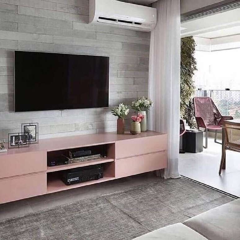 57. Sala de TV decorada com rack cor rosa chá – Foto: Pinterest