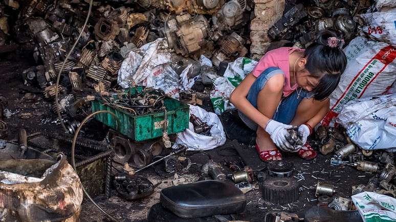 Reciclagem informal e perigosa de baterias de chumbo é um dos principais contribuintes para envenenamento por chumbo em crianças em países de baixa e média renda