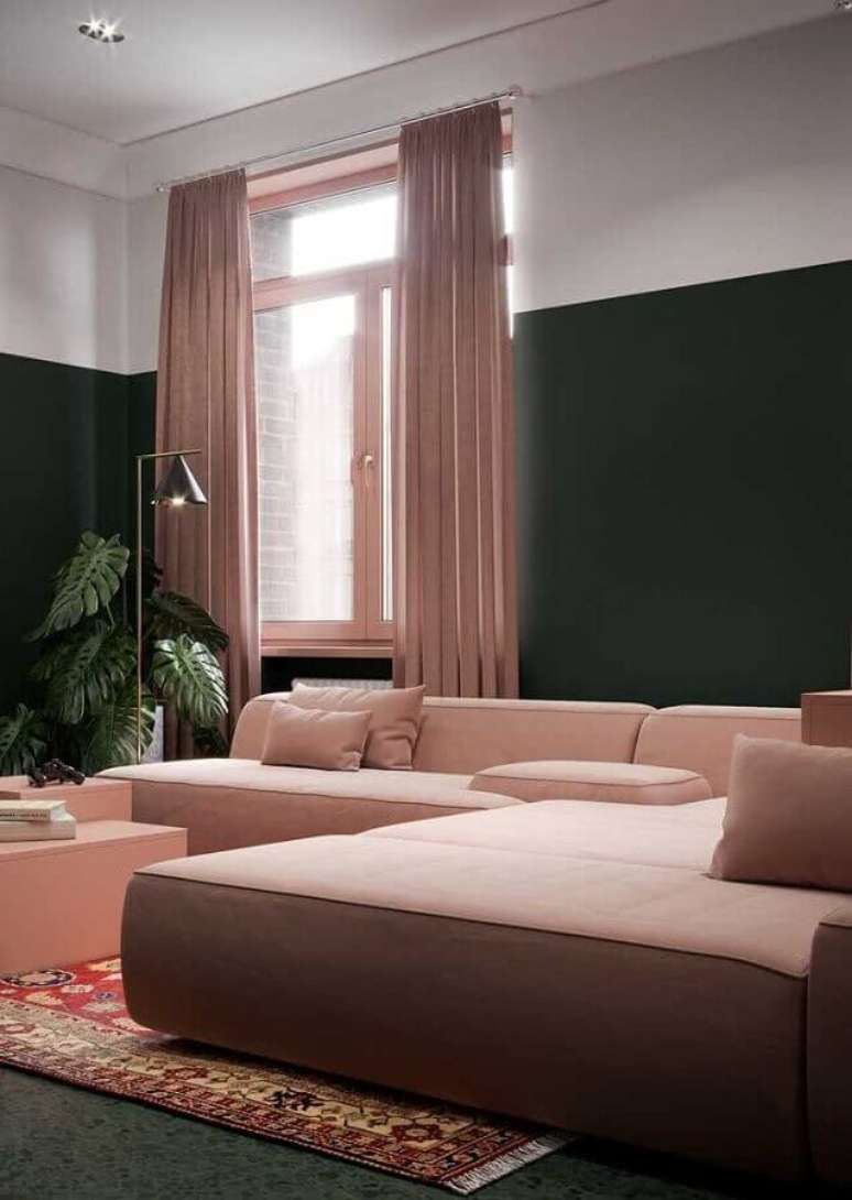 59. Sofá rosa chá modular para decoração de sala com parede verde escura – Foto: Architecture Art Designs
