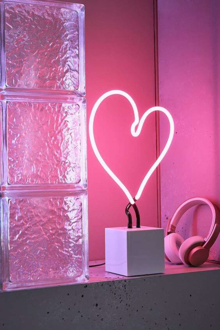 21. Lumin&aacute;ria luz neon na sala de estar &ndash; Foto LadyBoss