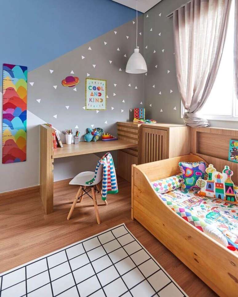 5. Escrivaninha de madeira para quarto infantil decorado com parede geom&eacute;trica e tapete quadriculado &ndash; Foto: Marcos Fertonani para MOOUI