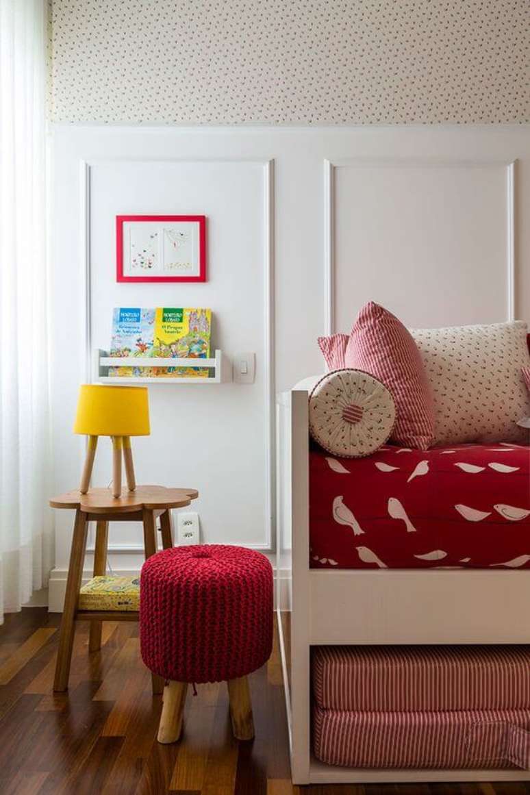 70. Lumin&aacute;ria infantil amarela no quarto vermelho &ndash; Foto Casa de Valentina