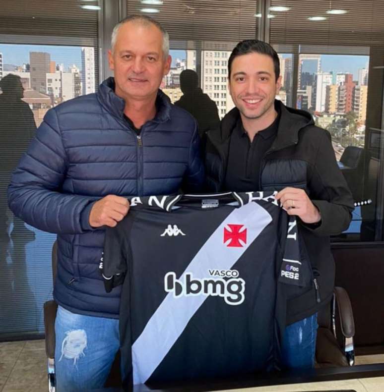 Lisca esteve com Alexandre Pássaro, diretor de futebol, para assinar contrato (Foto: divulgação / Vasco)
