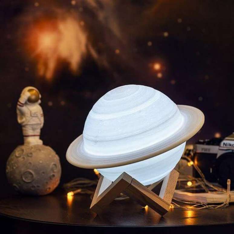 23. lumin&aacute;ria para quarto tem&aacute;tico de astronauta com luz de saturno &ndash; Foto Magazine Oriente
