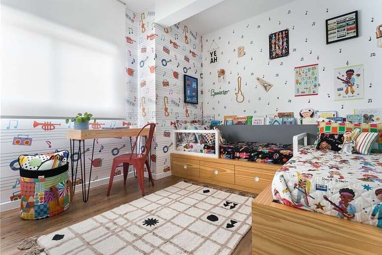 8. Escrivaninha de madeira para decora&ccedil;&atilde;o tem&aacute;tica de quarto infantil compartilhado &ndash; Foto: Renata D&rsquo;Almeida para MOOUI