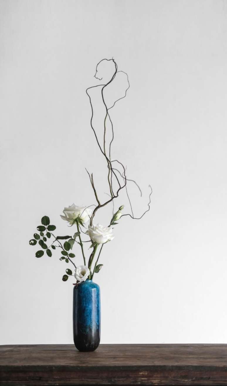 42. Vaso azul ikebana com flores brancas &ndash; Foto Oriento