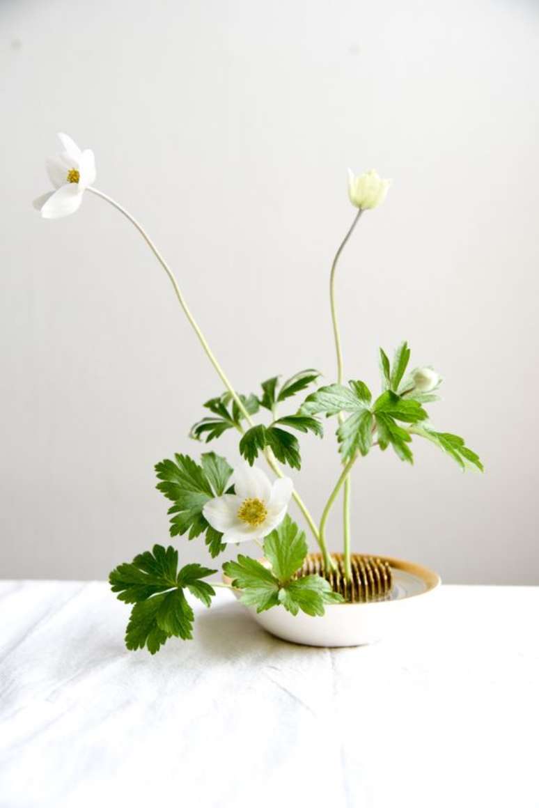 44. Vaso branco com ikebana na decora&ccedil;&atilde;o minimalista &ndash; Foto Soilandstem