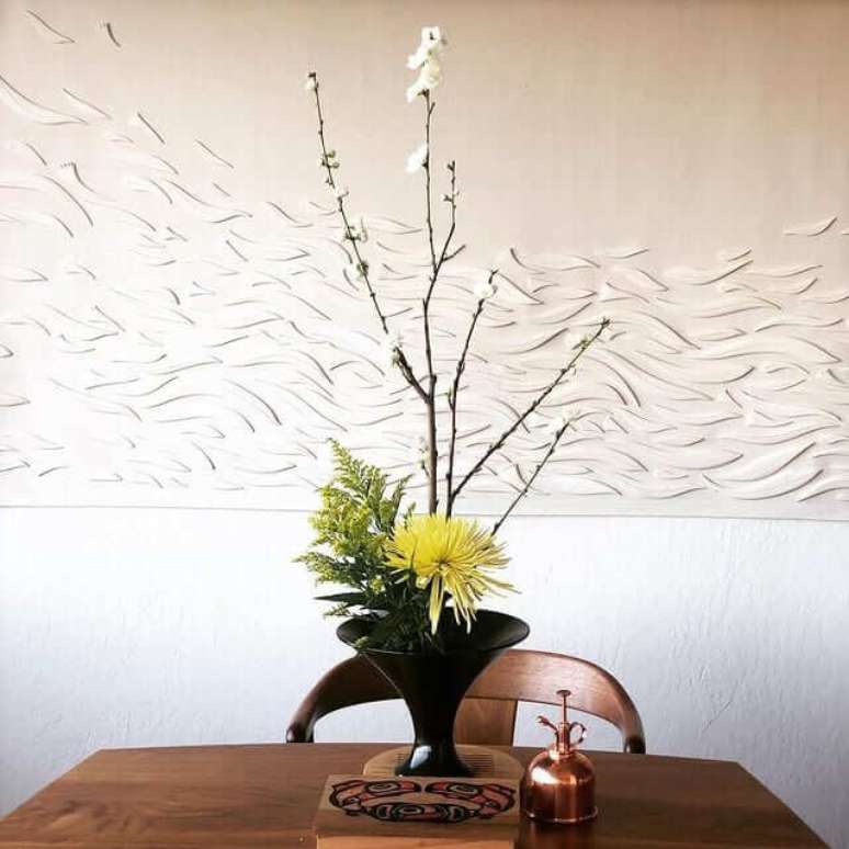 32. ikebana no vaso preto e flores amarelas &ndash; Foto Dana Oshiro