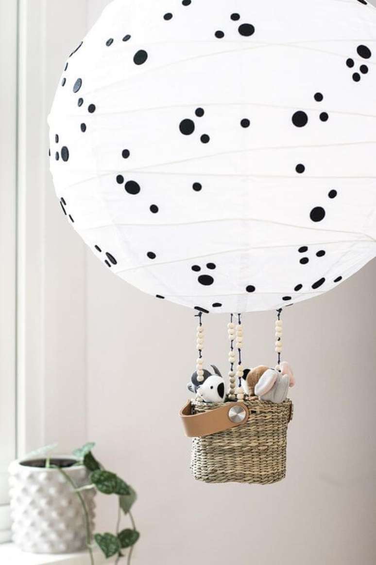 11. Lumin&aacute;ria infantil de bal&atilde;o em preto e branco &ndash; Foto Clemaround the Corner