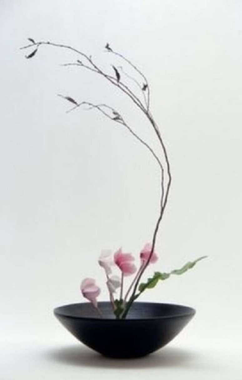 49. Vaso de ikebana delicado na cor preta &ndash; Foto Petit Cabinet Decoriosites