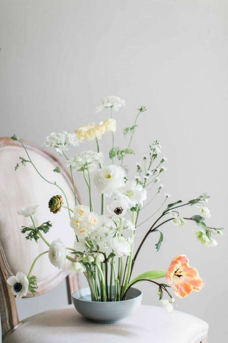 10. Decora&ccedil;&atilde;o chique com ikebana de flores brancas e amarelas &ndash; Foto Elle Decor