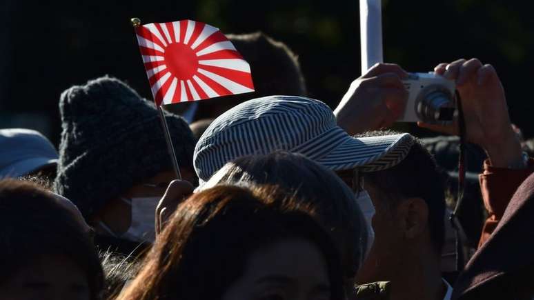 A bandeira do Sol Nascente não é oficial, mas seu uso é bastante difundido no país