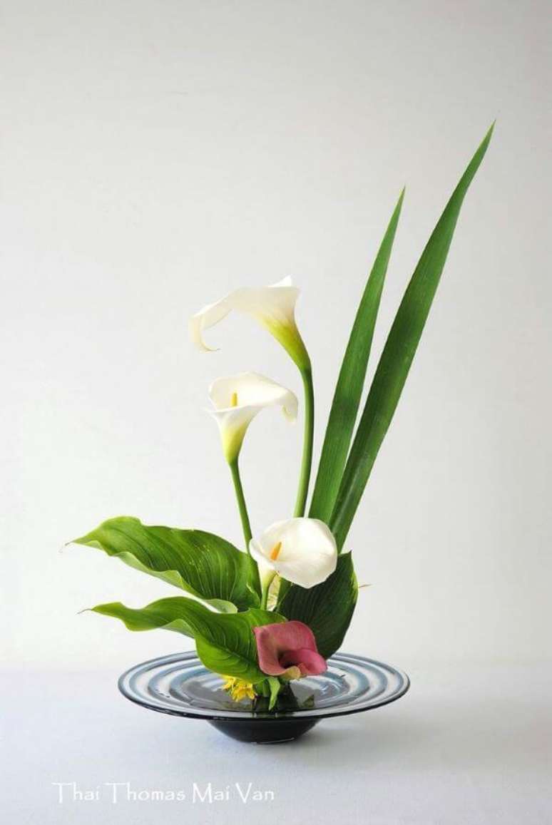 7. Arranjo ikebana com l&iacute;rios &ndash; Foto Pinterest