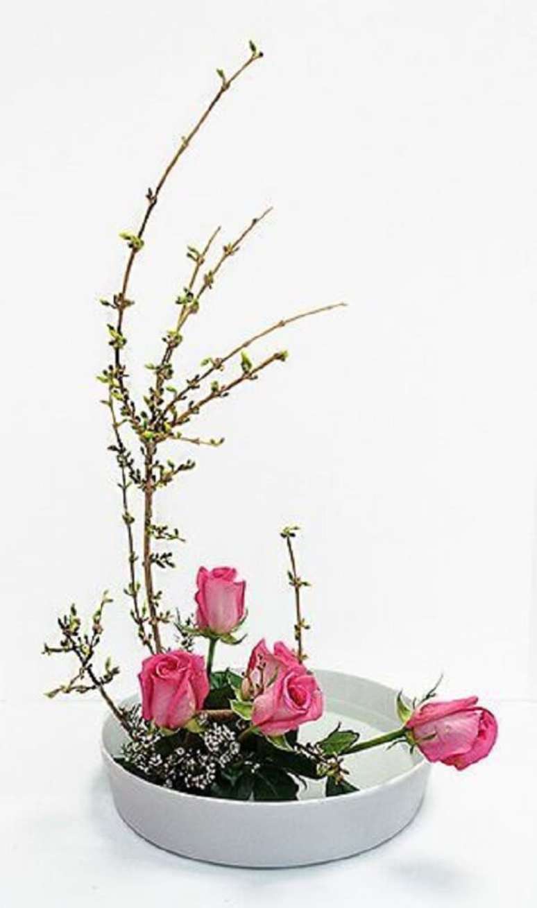 35. Ikebana rosa para decora&ccedil;&atilde;o moderna &ndash; Foto Pinterest