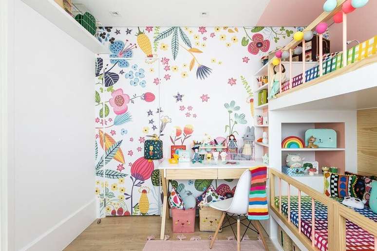 10. Papel de parede floral para quarto infantil compartilhado decorado com escrivaninha pequena &ndash; Foto: MOOUI
