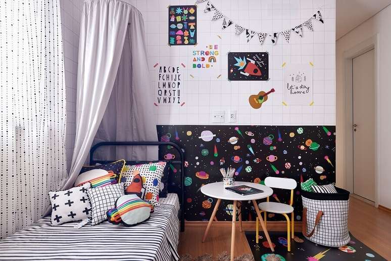 4. Decora&ccedil;&atilde;o preto e branco para quarto infantil com papel de parede da gal&aacute;xia &ndash; Foto: Marcos Fertonani para MOOUI