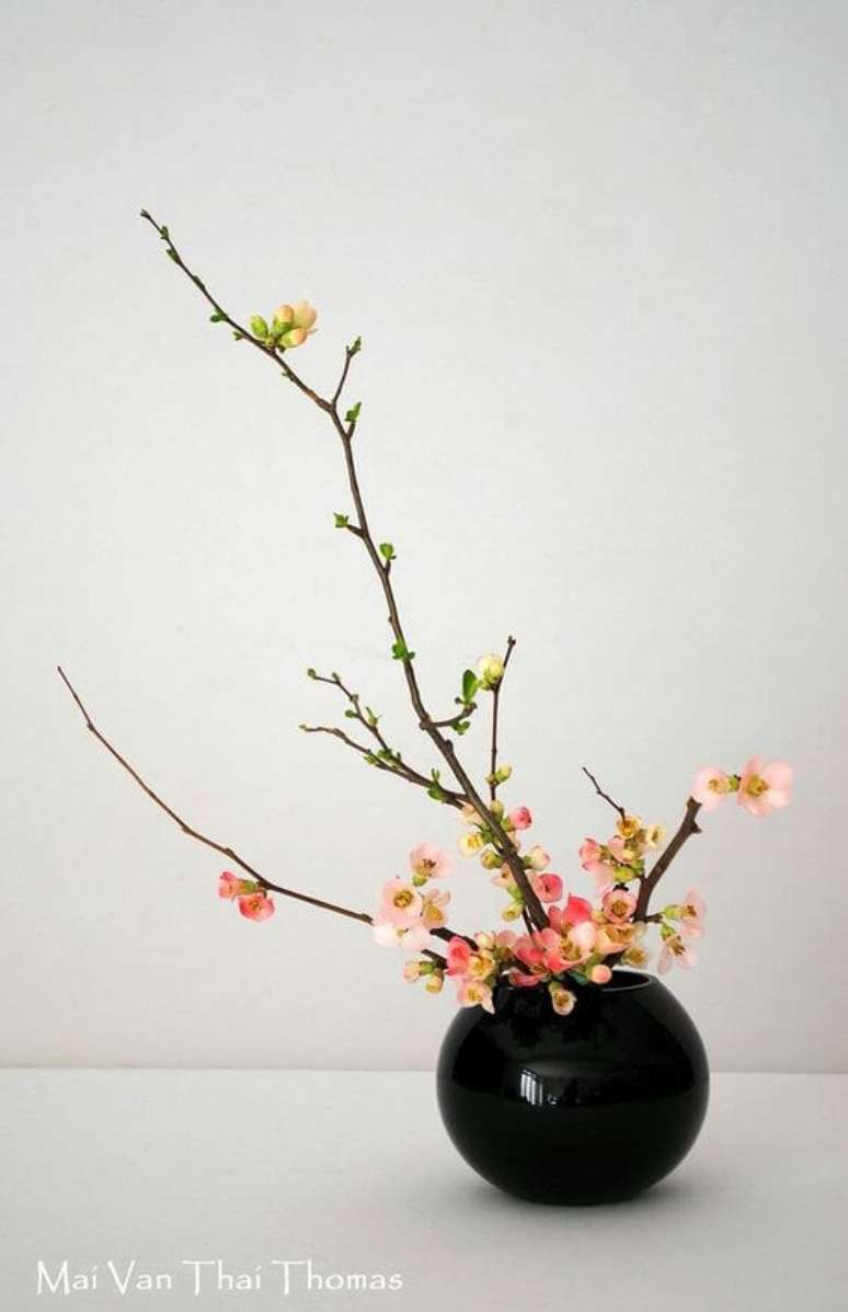 3. Ikebana com vaso preto e flores cor de rosa &ndash; Foto Mai Ban Thai Thoma