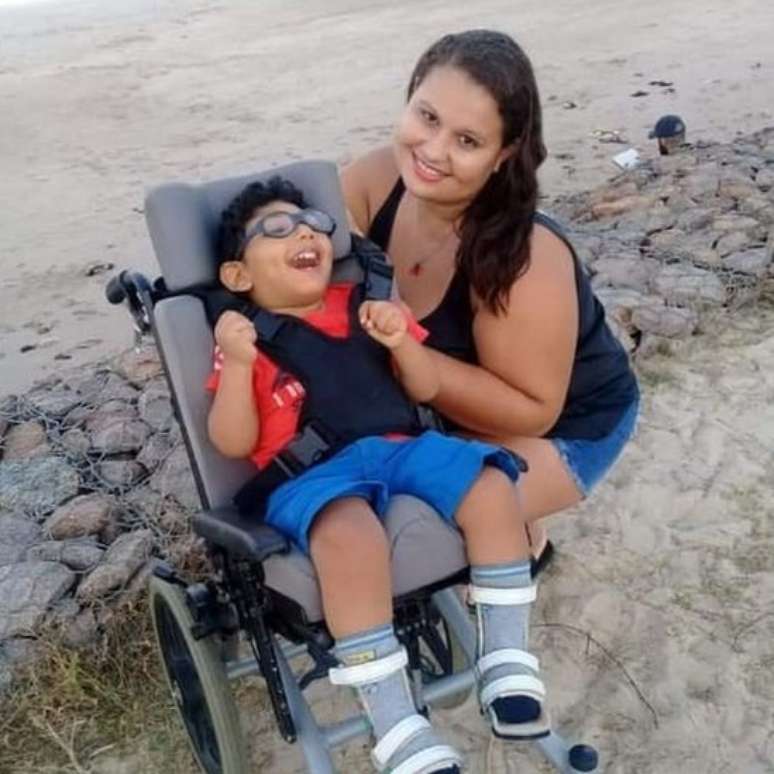 Ana Maria Pereira abandonou o emprego de babá para assumir os cuidados do sobrinho