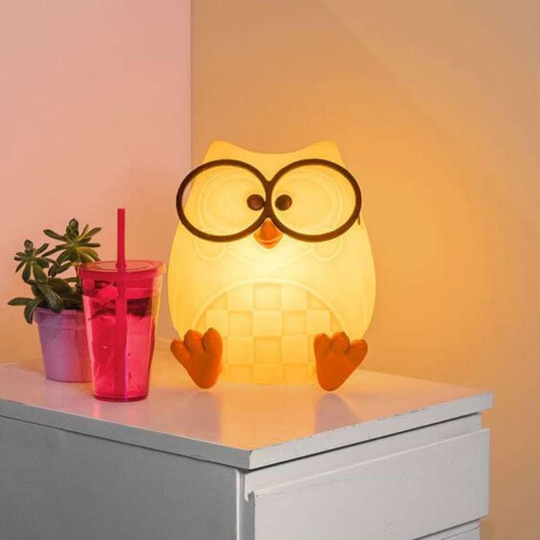 68. Comoda decorada com lumin&aacute;ria infantil de coruja &ndash; Foto Usare