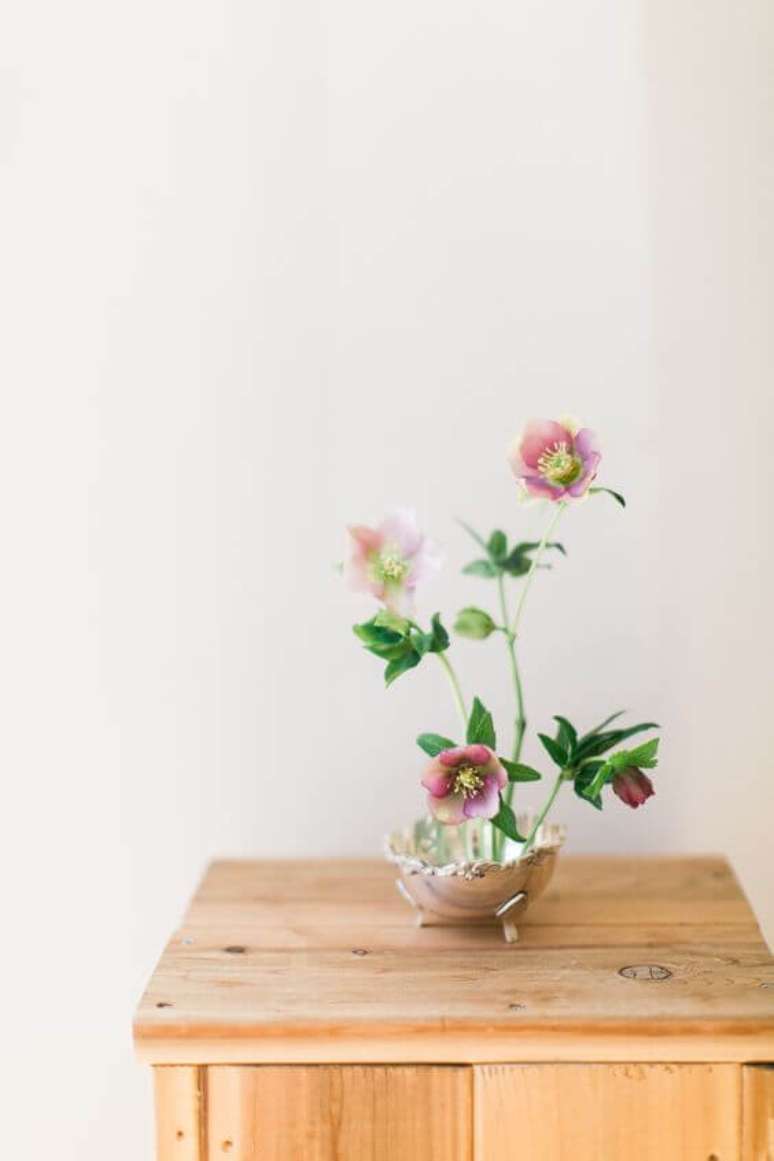 12. Decora&ccedil;&atilde;o com ikebana em roxo &ndash; Foto Ava Flora