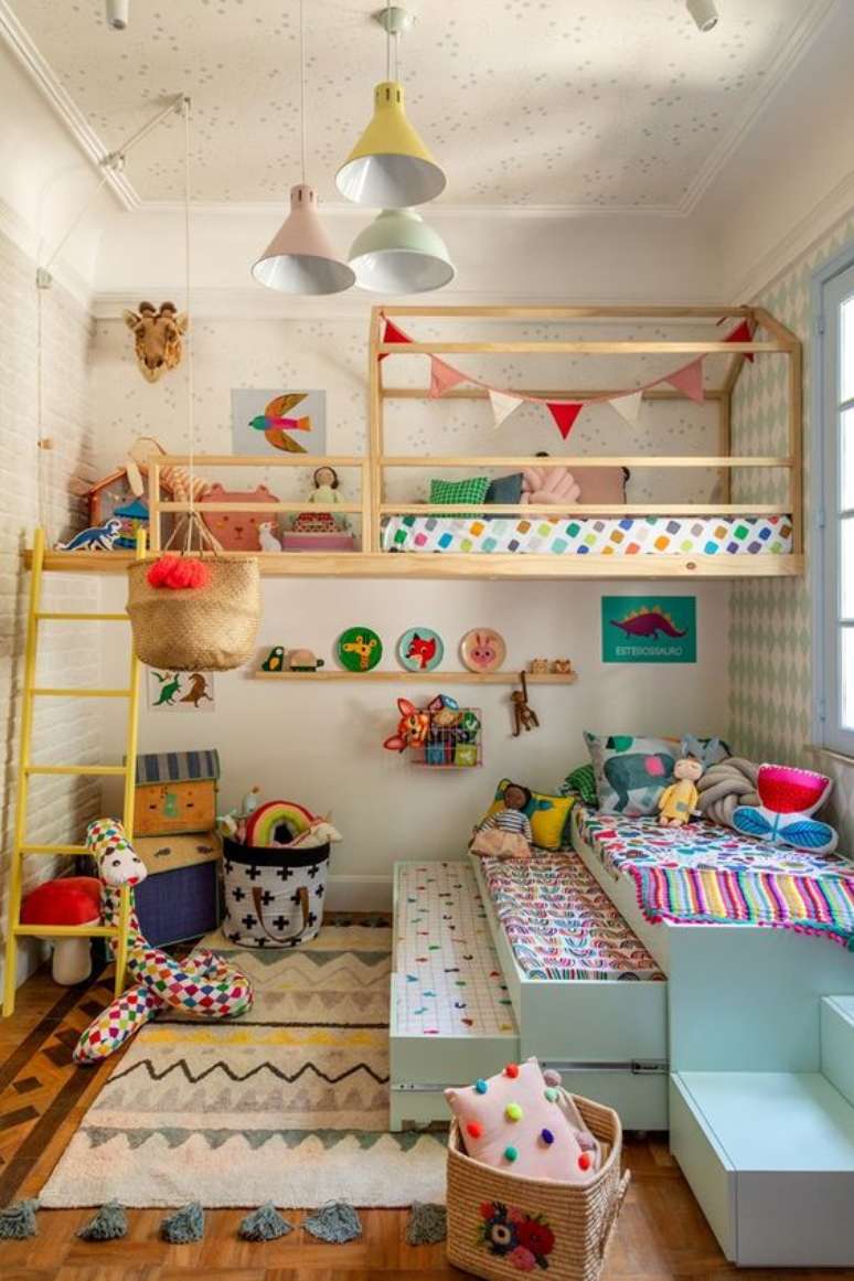57. Quarto com Lumin&aacute;ria infantil amarelo e rosa claro &ndash; Foto Casa Vogue