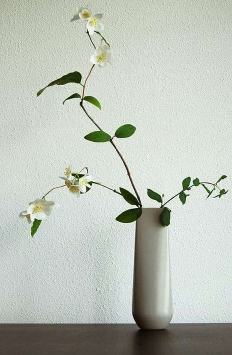 41. Vaso alto com ikebana &ndash; Foto Flickr