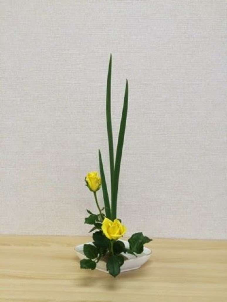 24. Ikebana com vaso branco e flores amarelas &ndash; Foto Pinterest