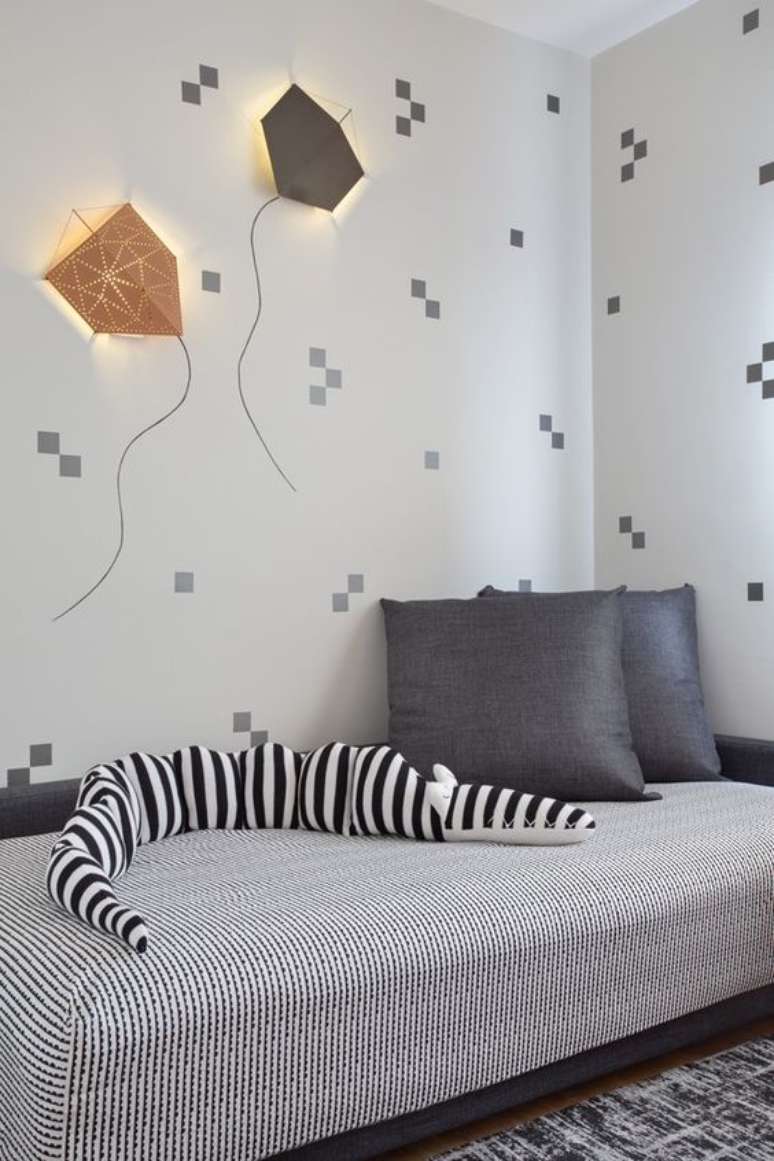 64. Quarto infantil em tons de cinza com lumin&aacute;ria de pipa &ndash; Foto Casa Vogue