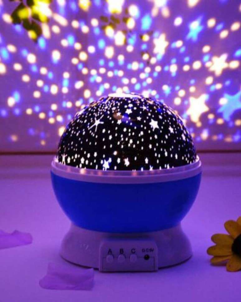 72. Lumin&aacute;ria com luz neon em formato de estrelas &ndash; Foto Fashion Bubbles
