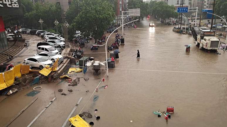 Estragos das fortes chuvas na cidade de Zhengzhou, na China