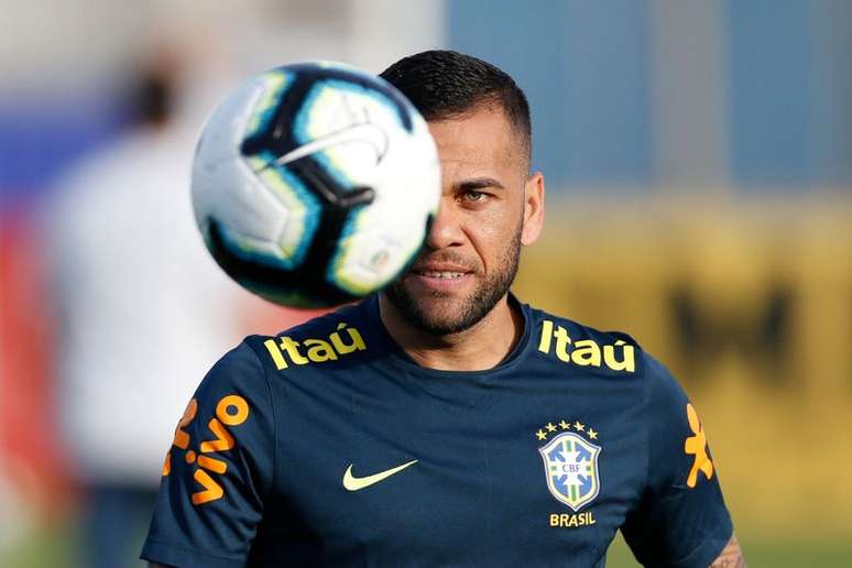 Daniel Alves treina com a seleção brasileira durante a Copa América de 2019 
07/06/2019 REUTERS/Diego Vara