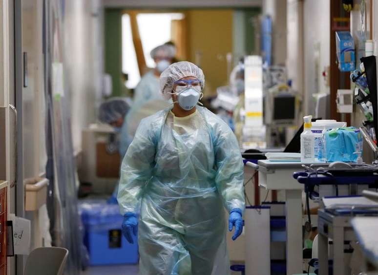 Profissionais de saúde caminham em hospital em Kawasaki, ao sul de Tóquio
04/05/2020
REUTERS/Issei Kato