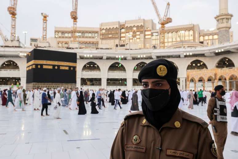 Policial saudita mulher em Meca durante celebração do Haj
20/07/2021
REUTERS/Ahmed Yosri