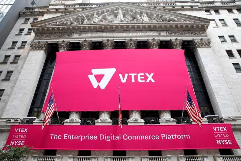 Fachada da bolsa de valores de Nova York decorada com logo da VTEX 
21/07/2021
REUTERS/Brendan McDermid