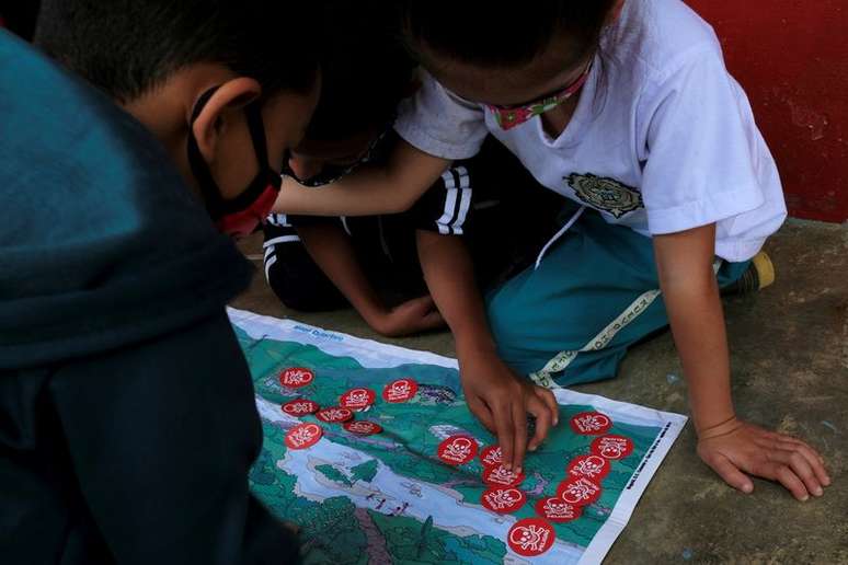 Alunos identificam possíveis locais de minas em Carmen de Viboral, na Colômbia
 14/7/2021    REUTERS/Santiago Mesa