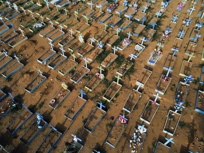 Vista aérea de cemitério em Manaus (AM) em meio à pandemia de coronavírus 
07/07/2021
REUTERS/Bruno Kelly