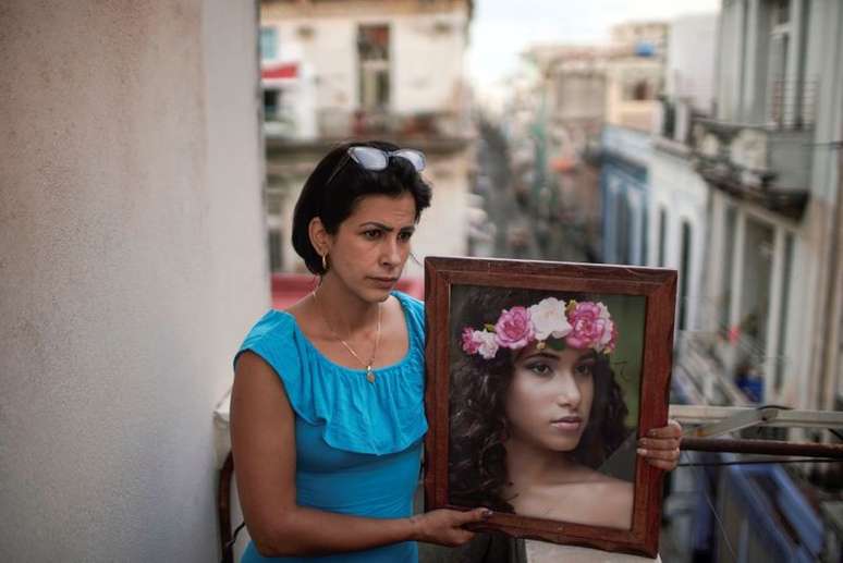 Heissy Celaya posa com retrato da filha Amanda Celaya, que foi detida durante protestos em Havana
20/07/2021
REUTERS/Alexandre Meneghini