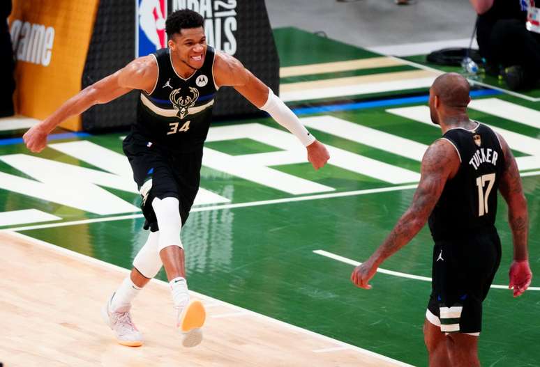 Bucks vencem os Suns com show de Giannis e conquistam a NBA