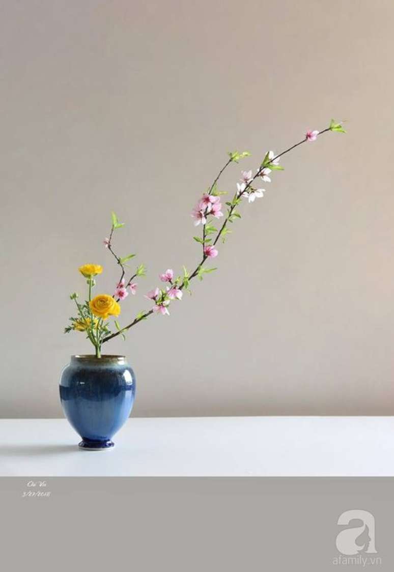 5. Vaso para ikebana na cor azul &ndash; Foto A Family