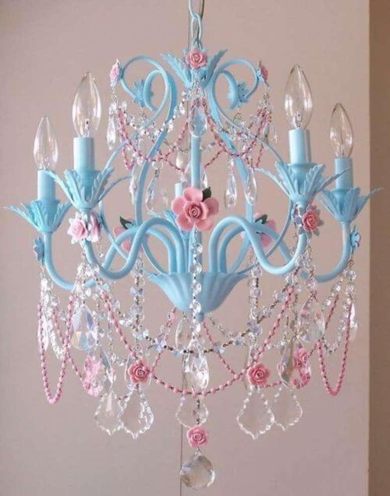 26. Lustre infantil azul e rosa de cristal &ndash; Foto Pinterest
