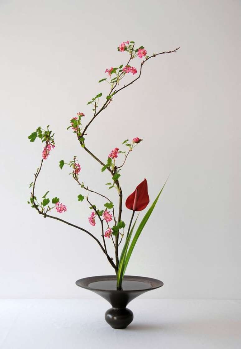 4. Vaso preto para ikebana delicada e vermelha &ndash; Foto Maivan Flowers