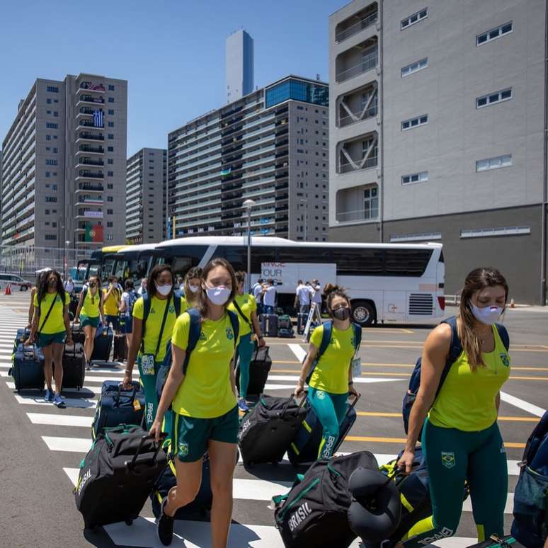 Seleção brasileira feminina durante a sua chegada na Vila Olímpica de Tóquio