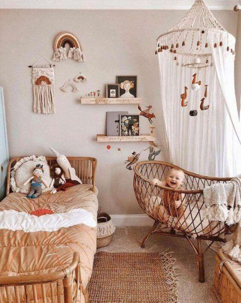 48. Lumin&aacute;ria infantil no quarto em tons terrosos &ndash; Foto sun e co studio